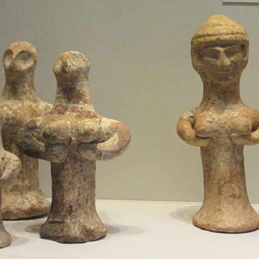 “Judean female clay ‘pillar figurines.’ Jerusalem, Beer-Sheva, Tel Erani (8th–bth BCE)” by Chamberi is licensed under CC BY-SA 3.0.