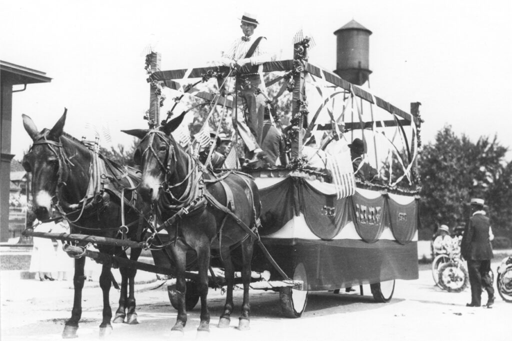A mule-drawn float in the parade at Bemis, Tenn., 1900